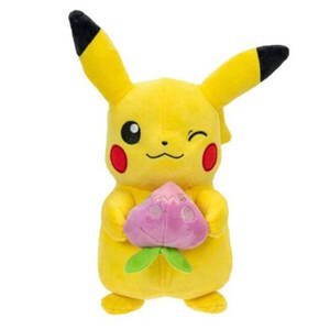 Pokémon plyšák Pikachu s Pecha Berry - 20 cm